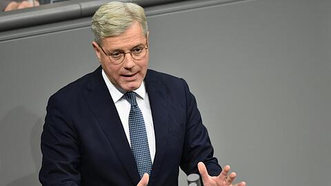 Norbert Röttgen hat sich skeptisch zu weiteren Einschränkungen für die Aufklärungsarbeit des Bundesnachrichtendienstes geäußert.