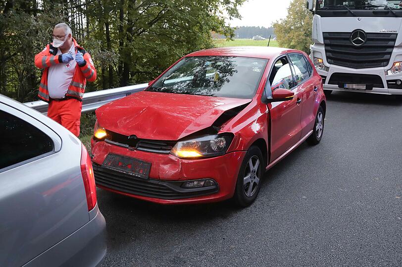 Wegen eines medizinischen Notfalls musste der Fahrer seinen mit rund 30 Kindern besetzten Schulbus anhalten - im Gegenverkehr kam es daher zu einem Auffahrunfall.
