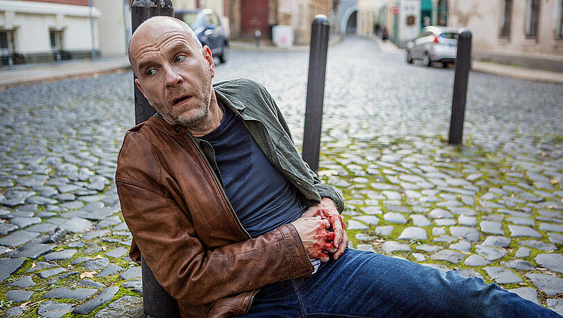 "Wolfsland: Kein Entkommen": Butsch (Götz Schubert) ist schwach, aber nicht schwer verletzt. "Wolfsland: Kein Entkommen": Butsch (Götz Schubert) ist schwach, aber nicht schwer verletzt.
