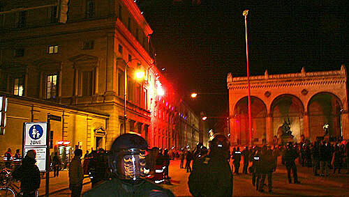 Am Odeonsplatz schießen Demonstranten Leuchtkugeln auf die Residenz. Am Odeonsplatz schießen Demonstranten Leuchtkugeln auf die Residenz.
