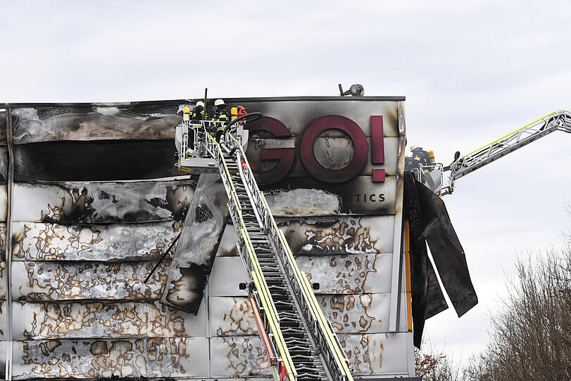 Die Feuerwehr beim Löschen der brennenden Lagerhalle in Freimann.