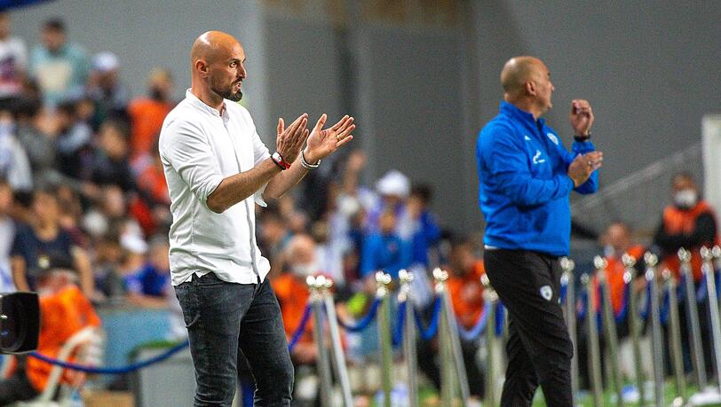 U21-Trainer Antonio Di Salvo gestikuliert beim Spiel in Israel am Spielfeldrand.
