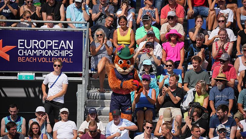 Gfreidi, das Maskottchen der European Championships, steht während einer Spielpause im Publikum.
