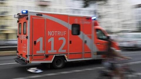 Der 75-Jährige Fußgänger wurde schwer verletzt in ein Krankenhaus gebracht. (Symbolbild)
