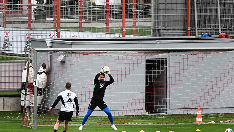 Bayerns Torwart Manuel Neuer (re.) nimmt am Trainingsauftakt des FC Bayern teil. Bayerns Torwart Manuel Neuer (re.) nimmt am Trainingsauftakt des FC Bayern teil.