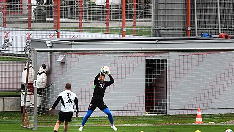 Bayerns Torwart Manuel Neuer (r) nimmt am Trainingsauftakt des FC Bayern teil.