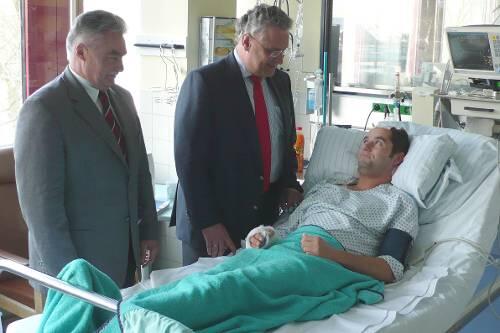 Besuch auf der Intensivstation: Nürnbergs Polizeipräsident Gerhard Hauptmannl und Innenminister Joachim Herrmann am Krankenbett von Oliver B...