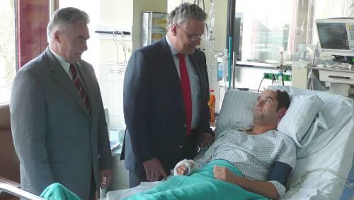 Besuch auf der Intensivstation: Nürnbergs Polizeipräsident Gerhard Hauptmannl und Innenminister Joachim Herrmann am Krankenbett von Oliver B... Besuch auf der Intensivstation: Nürnbergs Polizeipräsident Gerhard Hauptmannl und Innenminister Joachim Herrmann am Krankenbett von Oliver B...