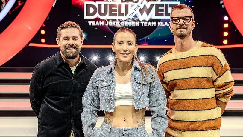 Klaas Heufer-Umlauf (l.) und Joko Winterscheidt mit "Das Duell um die Welt"-Moderatorin Jeannine Michaelsen.