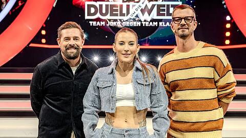 Klaas Heufer-Umlauf (l.) und Joko Winterscheidt mit "Das Duell um die Welt"-Moderatorin Jeannine Michaelsen.
