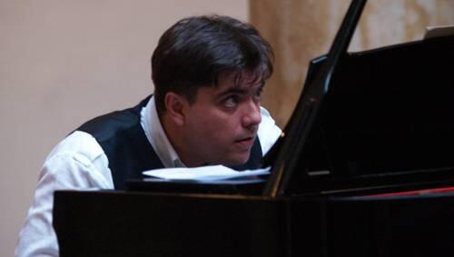 Komponierender Pianist - oder doch umgekehrt? Moritz Eggert gibt die "One Man Band" am Flügel. Komponierender Pianist - oder doch umgekehrt? Moritz Eggert gibt die "One Man Band" am Flügel.