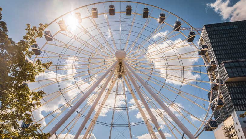 Vom Riesenrad aus am Ostbahnhof blickt man &uuml;ber die D&auml;cher von M&uuml;nchen.
