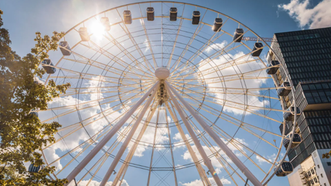 Vom Riesenrad aus am Ostbahnhof blickt man &uuml;ber die D&auml;cher von M&uuml;nchen.