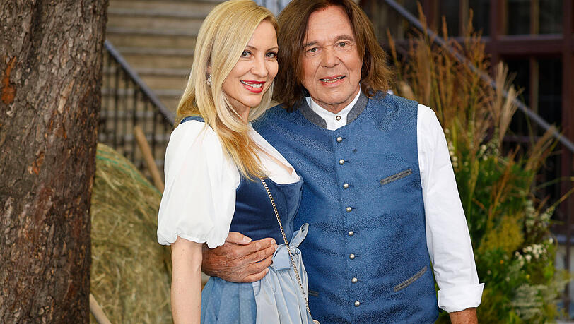 Jürgen Drews und Ehefrau Ramona sind seit 1995 verheiratet. Jürgen Drews und Ehefrau Ramona sind seit 1995 verheiratet.
