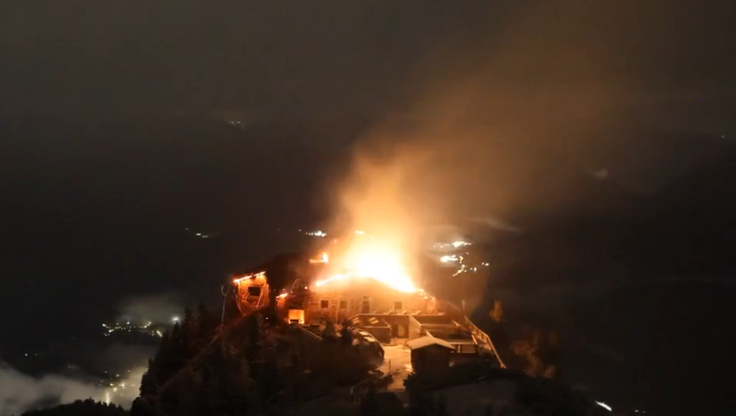 In Flammen: Das Kehlsteinhaus in der Nacht vom 23. auf den 24. Oktober 2026. In Flammen: Das Kehlsteinhaus in der Nacht vom 23. auf den 24. Oktober 2026.