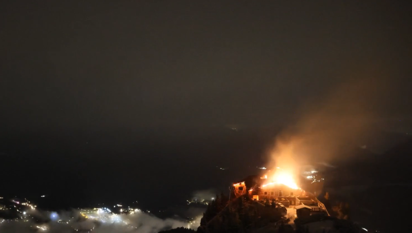 In Flammen: Das Kehlsteinhaus in der Nacht vom 23. auf den 24. Oktober 2026. In Flammen: Das Kehlsteinhaus in der Nacht vom 23. auf den 24. Oktober 2026.