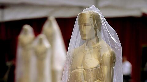 Die Objekte der Begierde: noch sind in L.A: die neuen Oscar-Statuen verpackt. In München sind ein paar Vorfahren schon heimisch geworden.