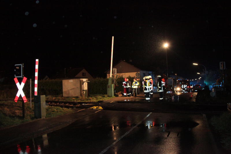 In Landkreis Altötting ist in der Nacht zum Donnerstag ein Unbekannter mit seinem Rad auf einem Bahnübergang vom Zug erfasst worden - die Person starb. Bilder vom Geschehen.