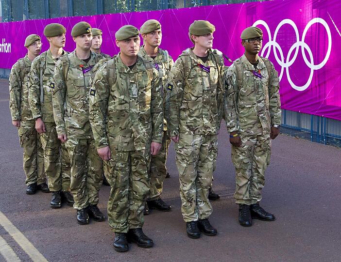 Im Zuge der Sicherheitsvorkehrungen stationieren sich Britische Truppen am Austragungsort der Beach-Volleyball-Wettkämpfe in London.