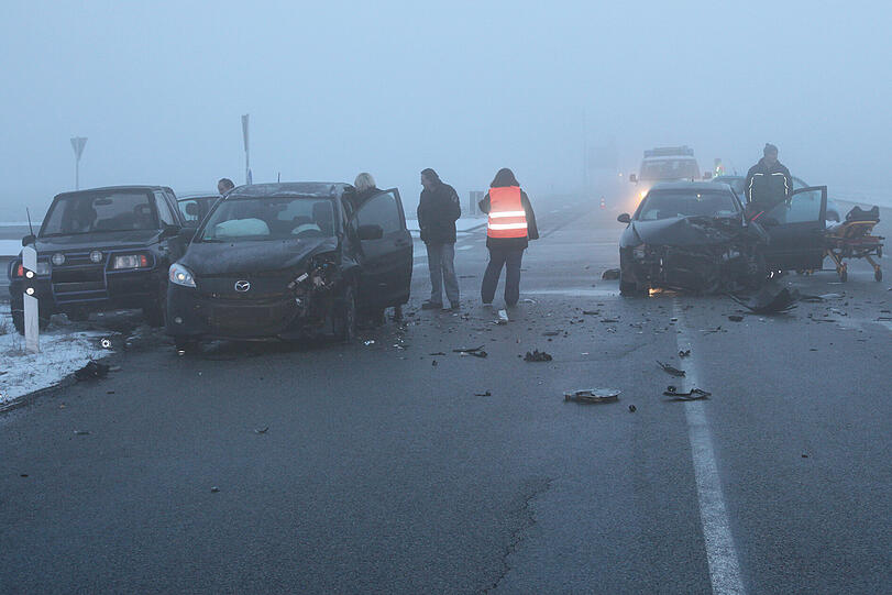 Es ist neblig am Mittwochmorgen, als eine junge Autofahrerin beim Linksabbiegen ein entgegenkommendes Auto übersieht. Es kommt zum Crash.