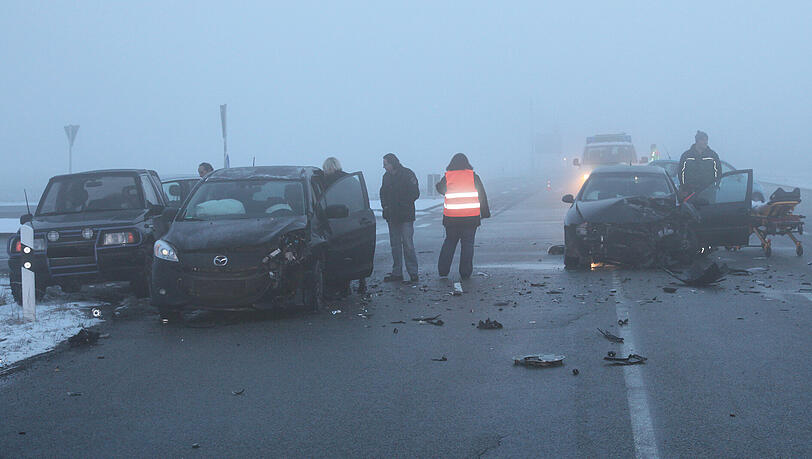 Es ist neblig am Mittwochmorgen, als eine junge Autofahrerin beim Linksabbiegen ein entgegenkommendes Auto übersieht. Es kommt zum Crash. Es ist neblig am Mittwochmorgen, als eine junge Autofahrerin beim Linksabbiegen ein entgegenkommendes Auto übersieht. Es kommt zum Crash.