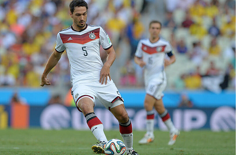 Mats Hummels: Note 4. Der Dortmunder Innenverteidiger konnte trotz
Oberschenkelverletzung auflaufen, wirkte im Gegensatz zu seinem bärenstarken
Auftritt gegen Portugal aber zunächst gehemmt. Steigerte sich in den
Zweikämpfen, kam beim 1:2 aber zu spät