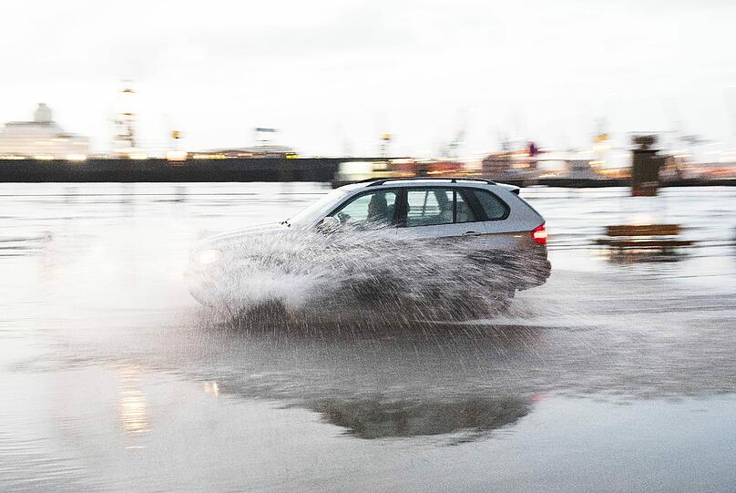 Jeepfahrer sind bei leichtem Hochwasser klar im Vorteil.