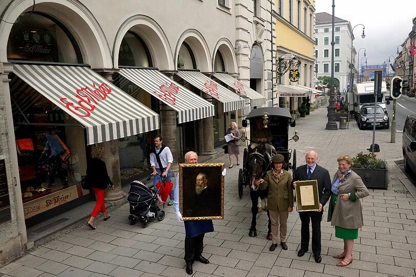 Stilecht mit Kutsche: Die letzten und wichtigsten Gegenstände bringen Peter Eduard Meier und seine Schwester Brigitte selbst ins neue Geschäft in der Brienner Straße.