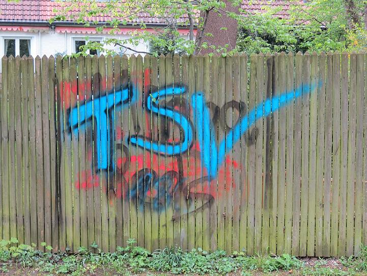 Spaziergang in Harlaching und Umgebung: Dabei u.a. die russisch- orthodoxe Kirche in der Obergiesing. Der umgedrehte Baumstamm beim Spielplatz am Paula-Herzog-Weg; die Wege die mit gelben Blütenstaub bedeckt sind. Die Wege unterhalb des Trainingsgeländes vom TSV 1860 und noch ein paar andere Impressionen.