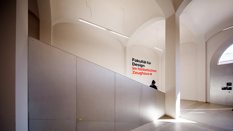 Stylisch, licht, positiv: Die Atmosphäre im neuen Eingang zur Fakultät für Design der Hochschule München im historischen Zeughaus an der Lothstraße 17.