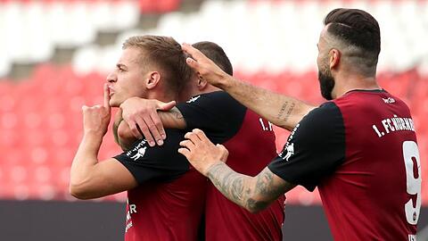 Gefeierter Nürnberger gegen Ingsolstadt: Fabian Nürnberger (l).
