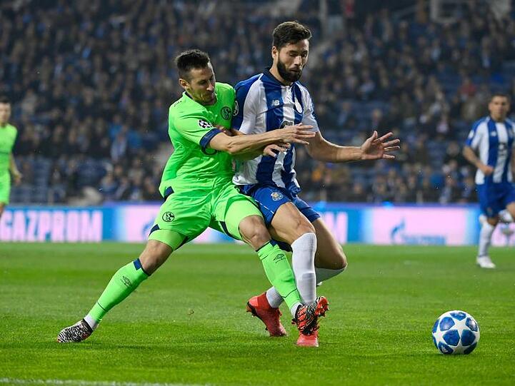 Schalke-Stürmer Steven Skrzybski (l) kommt nicht an Felipe (r) vorbei.