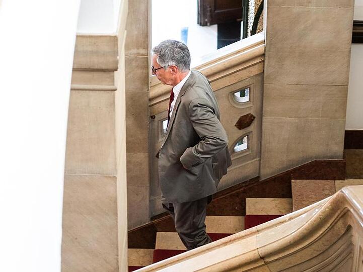 Carsten Sieling verlässt nach der Bekanntgabe seines Rücktritts den Sitzungssaal des Rathauses.