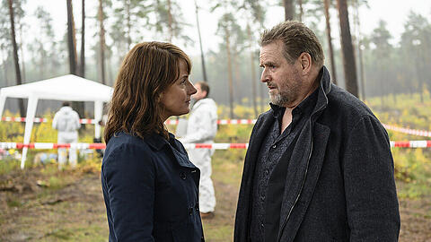Lemp (Felix Vörtler) erscheint geschockt am Tatort und erfährt von Brasch (Claudia Michelsen) vom Mord.