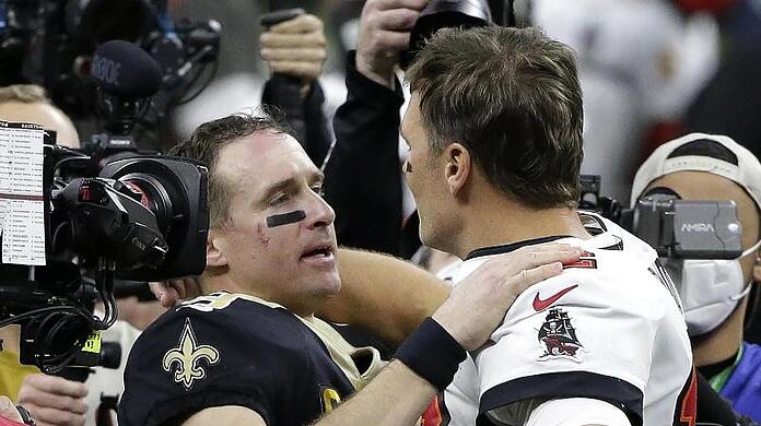 Tom Brady (r) gewann mit den Tampa Bay Buccaneers gegen die New Orleans Saints um Quarterback Drew Brees.