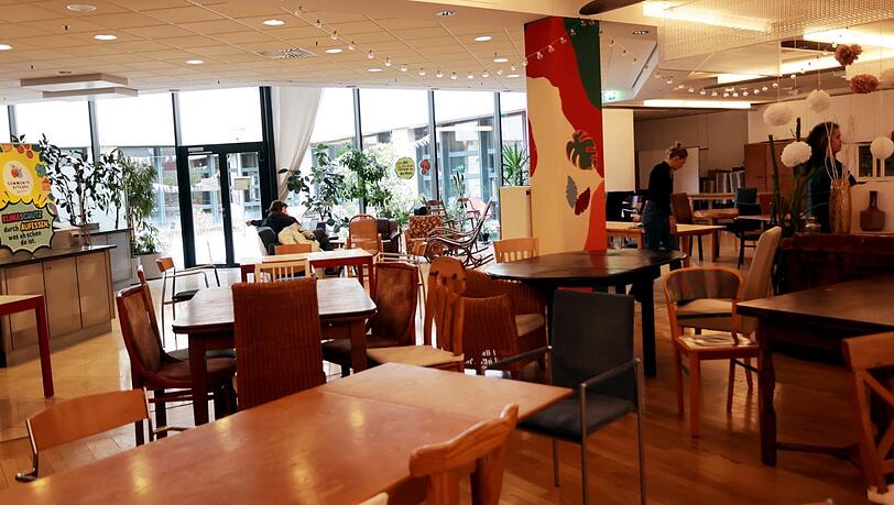 Ziemlich gemütlich sieht es in der ehemaligen Allianz-Kantine in Neuperlach heute aus. Ziemlich gemütlich sieht es in der ehemaligen Allianz-Kantine in Neuperlach heute aus.