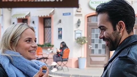 "Unter uns": Cecilia findet Gefallen an ihrem Fake-Date mit Baris.