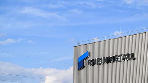 In diesem Rheinmetall-Werk im niedersächsischen Unterlüß werden Artilleriegranaten hergestellt, in Neuss hingegen soll es bald mit der Produktion von Aufklärungssatelliten losgehen.