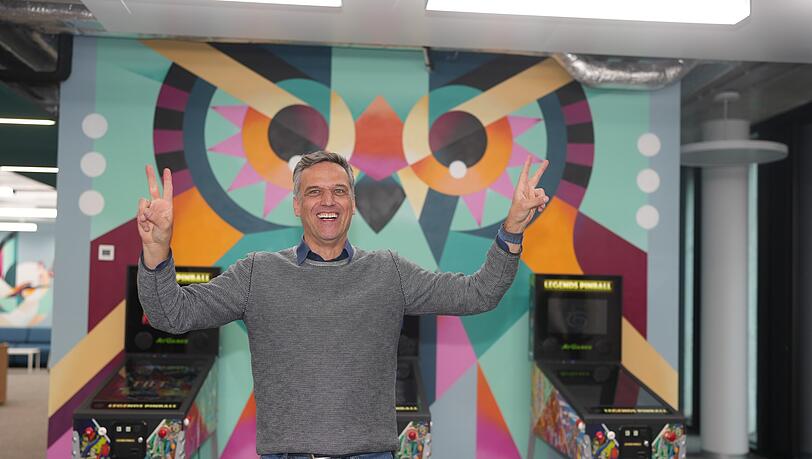 Der Amazon Deutschlandchef Rocco Bräuniger freut sich über einen Treffer beim Tischkicker, – und dass die neue Hauptzentrale des Unternehmens endlich fertig ist. Der Amazon Deutschlandchef Rocco Bräuniger freut sich über einen Treffer beim Tischkicker, – und dass die neue Hauptzentrale des Unternehmens endlich fertig ist.