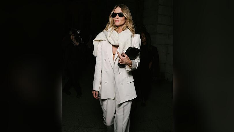Rosie Huntington-Whiteley hat den "Quiet Luxury"-Style verstanden.