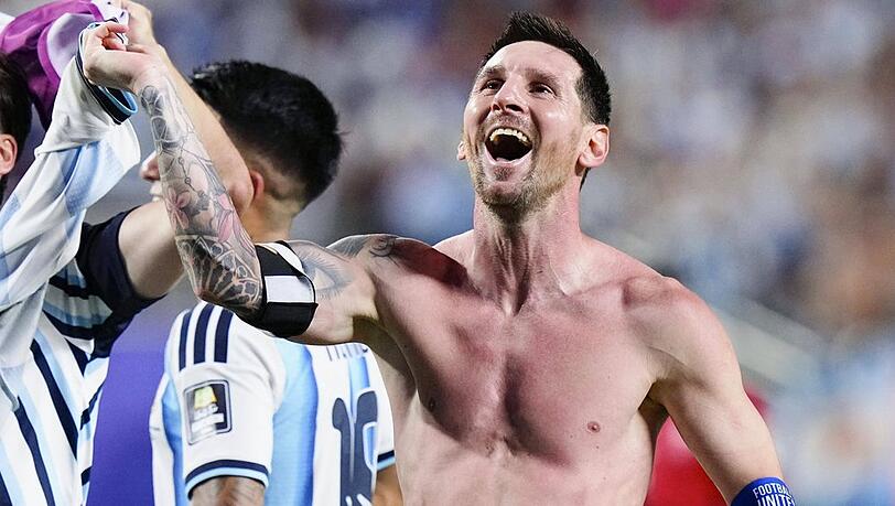 Lionel Messi zog sich nach Argentiniens Viertelfinal-Sieg vor Freude aus. Lionel Messi zog sich nach Argentiniens Viertelfinal-Sieg vor Freude aus.