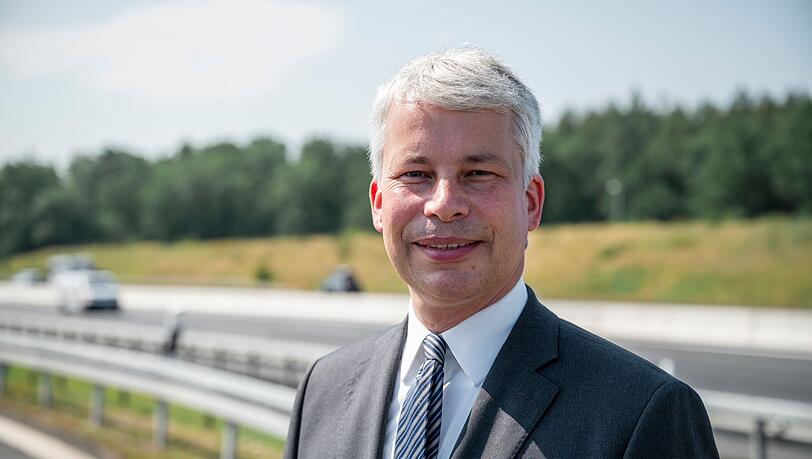 Die Milliarden müssten in die Umsetzung, sagte Bilger bei der Verkehrsfreigabe eines Autobahnteilstücks der A3 bei Erlangen. Die Milliarden müssten in die Umsetzung, sagte Bilger bei der Verkehrsfreigabe eines Autobahnteilstücks der A3 bei Erlangen.