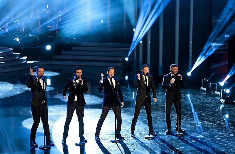 . . . und The Overtones.