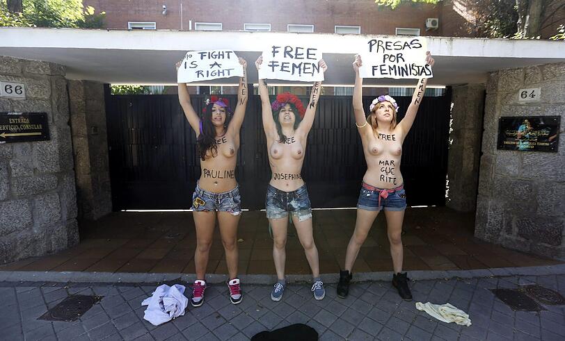 Aktivistinnen der internationalen Feministinnengruppe Femen demonstrieren am 29.05.2013 vor dem Justizministerium in Tunis.