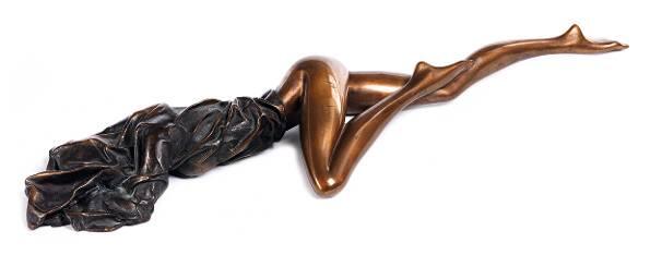 Darunter ist auch diese Bronzestatue. Der "Liegende Frauenakt" - Erotik pur.