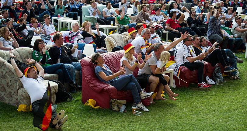 Das sogenannte WM-Wohnzimmer: Diese Fans haben es sich in der Alten Försterei gemütlich gemacht, dem Kultstadion von Union Berlin.