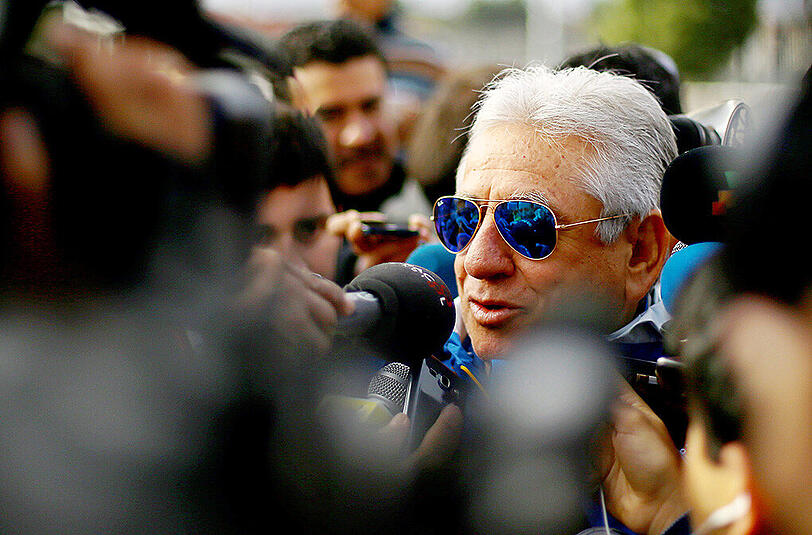 Die Staatsanwaltschaft Ecuadors hat die Festnahme des Fußball-Verbandschefs Luis Chiriboga und zwei seiner Mitarbeiter angeordnet. Chiriboga, dem im FIFA-Skandal Geldwäsche vorgeworfen wird, stellte sich am Freitag einem Gericht in Quito, wie die Zeitung "El Comercio" berichtete.