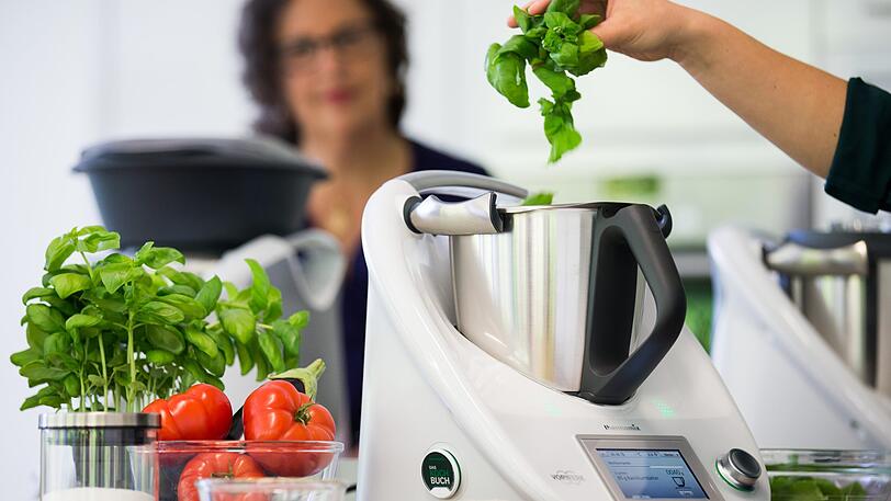In einer Versuchsküche im Werk wird mit dem Thermomix TM5 von Vorwerk ein Essen zubereitet.