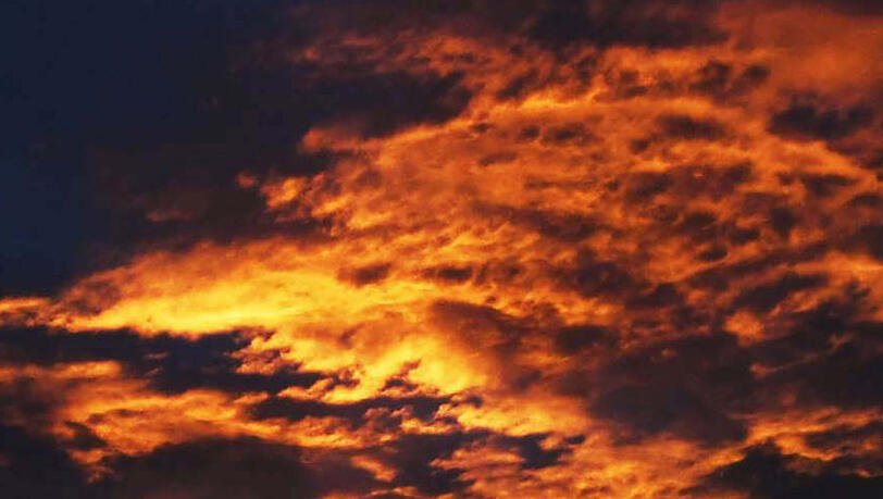 Als ob der Himmel brennen würde: Ein spektakulärer Anblick am Mittwochabend im südlichen Münchner Umland. Als ob der Himmel brennen würde: Ein spektakulärer Anblick am Mittwochabend im südlichen Münchner Umland.