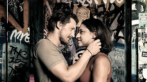 "Nur eine Frau": Aynur (Almila Bagriacik) und ihr Freund Tim (Jacob Matschenz)